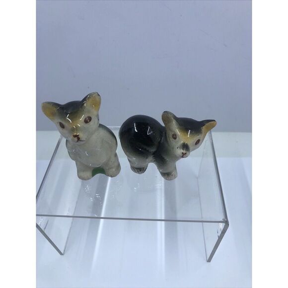 Two Vintage Miniature Porcelain  Cats  1 And 1/2” Tall Salt And Pepper Shakers - Picture 2 of 12